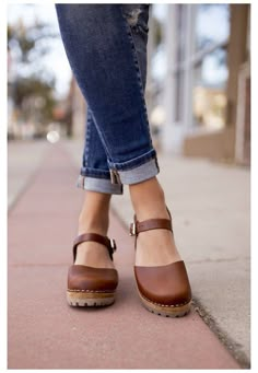 Womens Clogs Outfits, Brown Clogs Outfit, Clog Outfit Summer, Clog Outfits, Clogs Outfits, Clogs Outfit, Brown Clogs, Wooden Clogs, Please Come Back