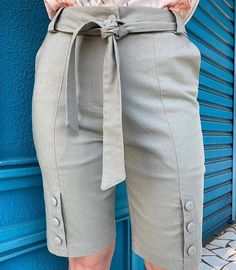 Como Fazer Short, Outfits For Short Women, Womens Pants Design, Smart Casual Wear, Jumpsuit Elegant, Modest Fashion Outfits, Fashion Gallery, Pants Design, Sporty Outfits