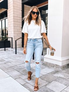 Mom Jeans Outfit Summer, Mom Jeans Outfit, Jeans Claro, Summer Outfits For Moms, Ripped Mom Jeans, Estilo Hippie, Tall Fashion, Fashion Jackson, Outfit Jeans