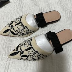 Printed Beautiful Flats Size 37.. Brand New Casual Pointed Toe Heels For Day Out, Casual Beige Mules For Party, Spring Season Medium Width Flat Mules, Casual Cream Heels For Evening, Casual Flat Mules For Evening, Embroidered Leather Slip-on Flats, Flat Color, Loafer Flats, Flat Shoes Women