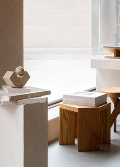 the table and stools are all made out of concrete, including one with a wooden top