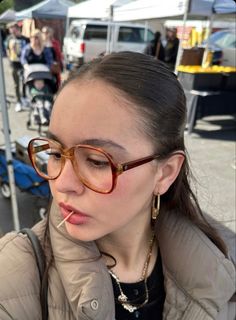 Enya Umanzor Jewelry, Enya Glasses, Enya Umanzor Glasses, Big Glasses Outfit, Enya Core, Oversized Glasses Frames Woman, Big Frame Glasses, Chunky Glasses, Enya Umanzor Outfits