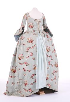 light blue brocaded silk robe, 1760s 1760s Fashion, 18th Century Womens Fashion, Georgian Fashion, Fashion Museum