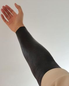 a hand with an arm cast on it