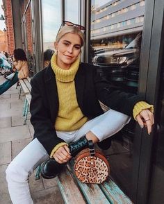 The Coolest Winter Travel Outfits to Copy Yellow Sweater Outfit, Winter Outfits Canada, Turtleneck Outfits, Trending Winter Boots, Winter Outfits Snow, The Sartorialist, Pullovers Outfit, Doc Martin, Winter Travel Outfit