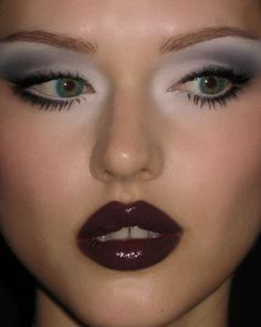 90s Dark Makeup, Jewel Tone Makeup Looks, Classy Glam Makeup, Soft Grunge Eye Makeup, Frankie Stein Makeup, Rock N Roll Makeup, Trashy Makeup, Romantic Goth Makeup, Cabaret Makeup