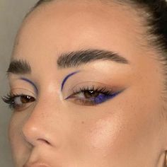 Extreme Cat Eye Makeup, Makeup Inspo Graphic Liner, Graphic Face Makeup, Graphic Eyeliner With Eyeshadow, Weird Eye Makeup, Unique Eyeliner Looks Hooded Eyes, Go To Concert Outfit, Cool Graphic Liner, Make Up Artistique