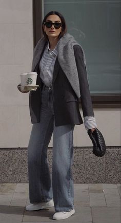 Feminine Denim Outfits, Ootd Blazer Noir, Outfit Pull Gris, Autumn Street Style 2023, Autumn Style 2024, Winter Outfits Blazer, Grey Wide Leg Jeans Outfit, Relaxed Style Outfits, Office Jeans Outfit