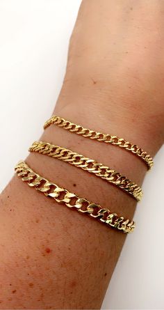 ❄️Our Gold Curb Chain Bracelet is made from 18kt karat gold, laid over a heart of semi-precious metals. This bracelet's size is 7mm in width and is available in 7 inches in length. Our trade secret is a semi-precious alloy of the best bonding metals ensures the look of solid gold and the long life of the item ABOUT OUR GOLD-FILLED Our Gold Filled is made with 3%(1/30) gold content using 18Kt. The base metal for this type of jewelry is brass. Gold Filled is great quality alternatives to solid gol Minimalist Gold Jewelry, Cuban Chain Bracelet, Gold Minimalist Jewelry, Chain Bracelet For Women, Gold Curb Chain, Curb Chain Bracelet, Bracelets Design, Bracelet Minimalist, Link Chain Bracelet