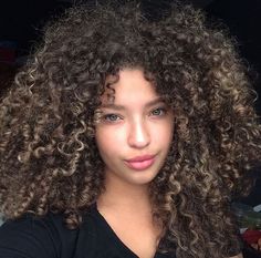 Afro hair of girls Beautiful Curly Hair, Ombré Hair, Curly Hair Inspiration, Natural Hair Inspiration, Dream Hair, Long Curly Hair, Hair Journey, Curly Girl, Long Curly