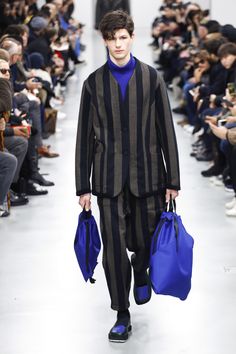 The complete Issey Miyake Fall 2018 Menswear fashion show now on Vogue Runway. Issey Miyake Menswear, Tama Art University, Winter Menswear, Runway Men, Fall Feeling, Manly Style, Mens Fashion 2018, Stripe Suit