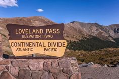 a sign on the side of a mountain saying loveland pass elevation 1900 continental divide atlantic pacific