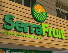 there is a sign that says serra fruit