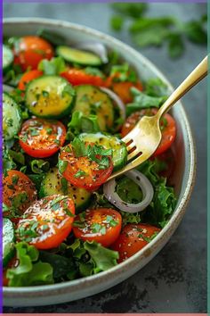 Sunday Lunch Ideas, Menu Photoshoot, Cucumber Salad Recipes, Garden Salad Recipe, Low Calorie Salad, Homemade Vinaigrette, Greens Salad, Easter Dinner Recipes, Summer Recipe