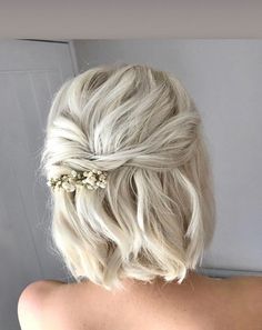 Minimalist Hair, Mother Of The Bride Hair, A Messy Bun, Summer Hairstyles For Medium Hair, Curly Hair Inspiration, Short Wedding Hair, Curly Hair With Bangs, Penteado Cabelo Curto, Short Hair Updo