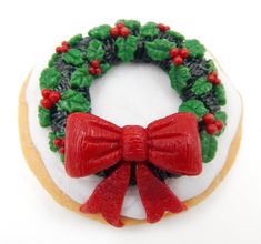 a decorated christmas wreath on top of a cookie