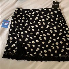 This Pretty Skirt Has Sunflowers All Over It And Cute Lace At The Bottom! It Also Has A Zipper On The Side To Zip It Up! Im Open To Negotiations Just Let Me Know!! Pinup Style Clothing, Sunflower Skirt, Skirts Cute, White Skater Skirt, Pretty Skirt, Red And Black Flannel, Flannel Fashion, Pinup Style, Forever 21 Skirt