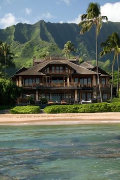 Island House Exterior, Mansion On The Beach, Small Mansions, Hawaii Mansion, Hawaiian Beach House, Cool Mansions, Hawaii Beach House, Hawaiian House, Beautiful Mansions