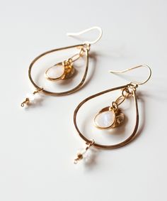 Our NEW Addy Gemstone Teardrop Earrings are the perfect combination of Boho + Modern. This lightweight style has lots of movement and features 14k gold filled hammered teardrops and discs, layered with natural druzy or gemstone drops. CUSTOMIZE by selecting the Druzy or Gemstone drops you love! See photos for options. Available in white or champagne druzy stones as well as faceted Turquoise, Pyrite, Labradorite, Aqua Chalcedony, Crystal, or Moonstone gems. *Earrings pictured are in Moonstone. Sm Boho Wedding Earrings, Gem Drop Earrings, Hammered Silver Jewelry, Dangle Earrings Wedding, Raw Gemstone Jewelry, Gemstone Drop Earrings, Natural Stone Earrings, Hammered Earrings, Turquoise Crystal