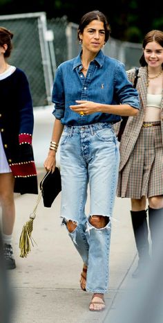 Denim Shirt Outfits, Looks Total Jeans, Button Down Outfit, Denim Shirt Outfit, Classy Business Outfits, Denim Street Style, Moda Denim, Outfit Chic, Moda Jeans