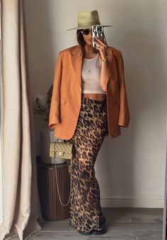 Leopard Print Skirt Outfit, Skirt Outfits Ideas, Leopard Skirt Outfit, Printed Skirt Outfit, Leopard Print Outfits, London Kensington, Leopard Outfits, Animal Print Outfits, Looks Country