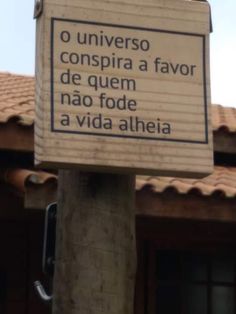 a sign on a pole in front of a building that says, o universo conspira a favors de quem nao fode