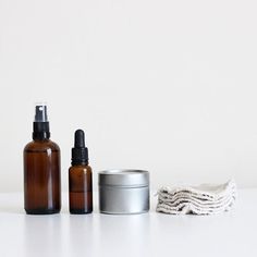 [EN] My Minimalist, Cruelty-free and (Almost) Zero Waste Skincare Routine • From left to right: Apple cider vinegar with water (toner) • Homemade jojoba and rosehip oil blend (night moisturizer) • Coconut oil (day moisturizer and makeup remover) • Reusable cotton rounds. • I have been following this routine for a little more than 3 years now. Both my skin and budget are happier, and I'm making far less impact on the planet than I used to. Plus, all my bathroom products (makeup included) fit i... Toner Homemade, Homemade Toner, Zero Waste Skincare, Reusable Cotton Rounds, Day Moisturizer, Cotton Rounds, Night Moisturizer