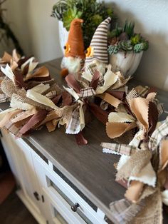 some very pretty fall decorations on a table