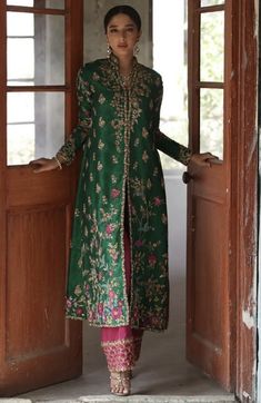 Mehndi Guest Outfit, Mina Hasan, Raw Silk Pants, Hand Work Design, Fashion 2024, Silk Jacket, Embroidery Suits, Silk Pants