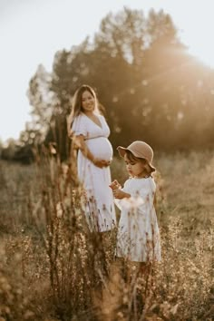 Outdoor Maternity Photos, Maternity Photography Studio, Family Picture Poses, Maternity Inspiration