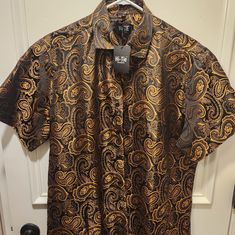 Men's Black And Gold Paisley Short Sleeve Button Up. Large. Brand New With Tag. Fitted Short Sleeve Shirt With Paisley Print, Black Short Sleeve Tops With Paisley Print, Black Short Sleeve Top With Paisley Print, Red Button Up Shirt, Charles Tyrwhitt Shirt, Patagonia Long Sleeve, Gold Paisley, Paisley Shorts, Tied Shirt