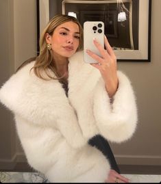 Crop Fur Jacket, Cropped Fur Jacket, White Fur Coat, White Crop, Winter Looks, Fall Winter Outfits, Crop Jacket, Fur Jacket