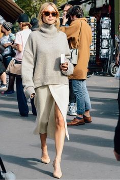 Skirt Diy, Walking Down The Street, Simple Fall Outfits, Beige Outfit, Pullover Outfit, Looks Street Style, Belt Bags, Slouchy Beanie, Street Style Inspiration