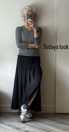 Winter Dresses For Women Over 50, Casual Outfits Autumn 2024, Light Grey Outfits For Women, 50 Plus Fashion Over 50 Fifty Not Frumpy, Minimalist Clothing Aesthetic, Diane Keaton Fashion, Boho Chic Winter Outfits, Swedish Style Fashion, Feminine Energy Outfit