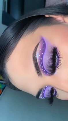 Makeup Looks Blue And Purple, Lavender Glam Makeup, Makeup With Colored Lashes, Creative Purple Makeup Looks, Purple Makeup Looks Butterfly, Purple And Sliver Makeup, Purple Makeup Ideas Eyeshadows, Makeup Tutorial Cutcrease, Purple Makeup Looks With Rhinestones