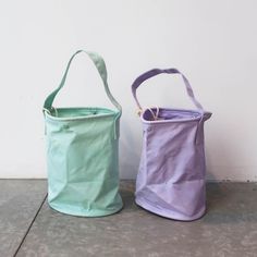 This is a 8L bucket type that can hold A4/letter sized items with a pocket inside, and can be hung on the shoulder. Produced in a factory that manufactures fabric buckets for ships, this bag is lightweight, durable, and resilient to water and stains. The more you use it, the more it develops a unique and stylish charm. Traditionally, Bailer bags were used as buckets, pumping out water from the bottom of a ship for firefighting. This type of canvas bags are very durable and won’t deteriorate easi Tadanori Yokoo, Hobonichi Planner, Fog Linen Work, Fog Linen, Refillable Planner, Writing Accessories, Keychain Wallet, Canvas Bags, A Ship