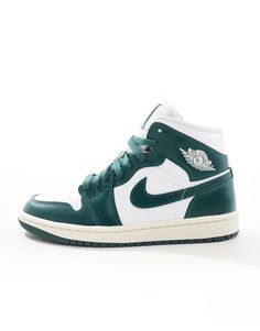 Sko fra Jordan Snør skoene og kom i gang Mellemhøjt design Lukkes med snørebånd Foret kant Med Nike brandmærke Jordan Jumpman-logo på pløsen Ventilationshuller Midtersål i skum med Air-polstring Slidstærk ydersål i gummi giver godt greb på alle underlag Bemærk venligst: Du kan kun købe én enhed af dette produkt pr. ordre Kunder, der forsøger at købe mere end én enhed, risikerer at få deres ordre annulleret uden varsel Nike Air Max Jordan, Green Jordans, Sacs Tote Bags, Mid Sneakers, Jumpman Logo, Baskets Adidas, Buy Jeans, Jordan Air, Running Trainers