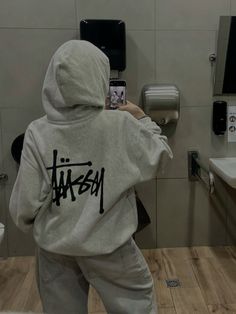 #stussy #hoodie #ootd #outfits #style #streetstyle Stussy Outfit, Hoodie Ootd, Stussy Hoodie, Ootd Outfits, Winter Fits, Hoodie Outfit, Hip Hop Fashion, Cool Outfits, Fashion Inspo