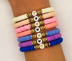 Heishi Bead Bracelet Ideas, Heishi Bead Bracelet, Bracelet Love, Beading Jewelry, Beads Bracelet Design, Love Is Love, Beaded Bracelets Diy, Diy Crafts Jewelry