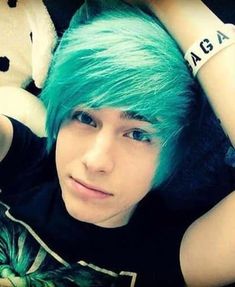 Emo Hair: How to Grow, Maintain & Style Like A BOSS – Cool Men's Hair Blue Hair Tumblr, Boys Blue Hair, Emo Hairstyles For Guys, Emo Haircuts, Emo Hairstyle, Emo Hairstyles, Cute Emo Guys, Estilo Emo