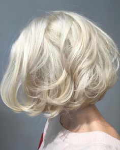 How does one achieve this hairstyle? I can never get the curls right. : r/FancyFollicles Wavy Bobs, Platinum Blonde Hair, Brown Blonde Hair, Blonde Bobs, Trending Hairstyles, Bob Haircuts, Anne Hathaway, Pretty Hair, Blonde Bob