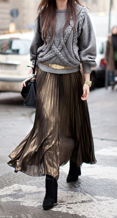 Accordion Skirt, Maxi Skirt Style, Woman Walking, Metallic Skirt, Skirt Maxi, Fashion Weeks, Trend Fashion, Fall Fashion Outfits