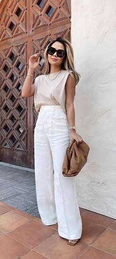 Chic Casual Spring Outfits 2024, Chic Beige Wide Leg Pants, Trendy Beige Wide Leg Pants For Business Casual, Elegant Beige Wide Leg Pants For Summer, Outfits Para Brunch, Chic Neutral Summer Pants, Fitted Chic Beige Wide Leg Pants, Chique Outfit, Stylish Work Attire