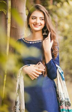 Madrid Girl, Best Pose For Photoshoot, Bride Poses, Simple Pakistani Dresses, Photography Poses Women, Embroidery Fashion, Pakistani Dresses, Casual Dress