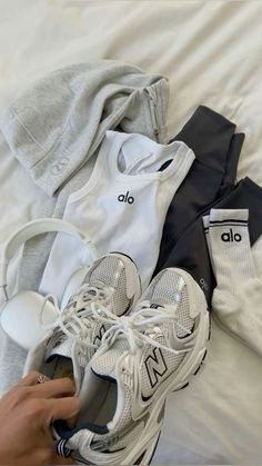 Body Fit Aesthetic, Alo Gym Wear, Workout Stuff Aesthetic, Alo Aesthetic Gym, Alo Yoga Outfit Ideas, Alo Pilates Aesthetic, Alo Set Aesthetic, Alo Gym Aesthetic, Cute Workout Fits Aesthetic