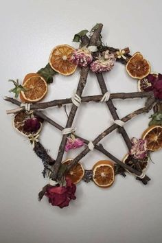 Déco naturelle pour Yule Wicca Pentacle, Wiccan Decor, Garden Decor Diy, Garden Decor Ideas, Witch Spell Book