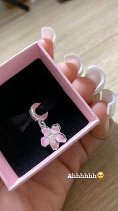 Pandora Jewellery Aesthetic, Pandora Necklace Aesthetic, Pandora Charm Bracelet Ideas, Pandora Charms Aesthetic, Pink Girly Things Accessories, Pandora Aesthetic, Pandora Bracelet Ideas, Pulseras Kandi