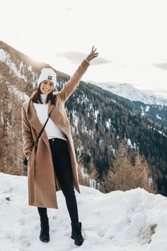 Shimla Outfit Ideas, Outfit Ideas For Ladakh Trip, Winter Outfits In Kashmir, Gulmarg Outfit Ideas, Shimla Manali Outfits For Women, Honeymoon Outfits Winter, Winter Vacation Outfit Ideas, Manali Outfits Women Winter, Kashmir Winter Outfit