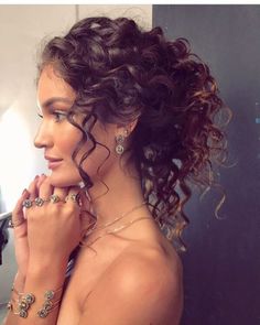 7f94c09e119a8f7c51600e6f7fd7ae5e Natural Hair Updo Wedding, Curly Hair Updo, Quince Hairstyles, Hair With Bangs, Wedding Hair Inspiration