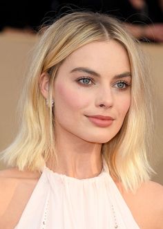 Celebrity Short Haircuts, Celebrity Short Hair, Celebrity Makeup Looks, Celebrity Culture, Cool Blonde, Hair 2018, Face Reference, Sag Awards, Beauty Looks